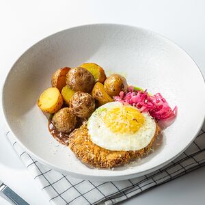 Ромштекс с беби-картофелем и маринованным луком