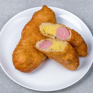 Пирожок жареный с яйцом и зеленым луком 