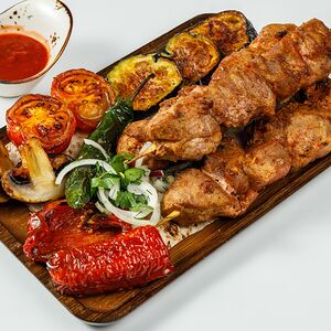 Шашлык из свиной шейки с овощами гриль