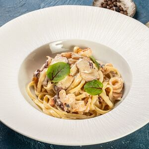 Лингвини с морепродуктами в сливочном соусе