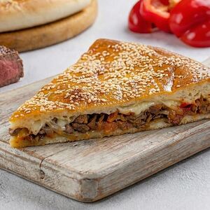 Слайс закрытой пиццы «С говядиной и овощами»