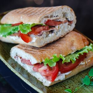 Чиабатта сэндвич с курицей и беконом