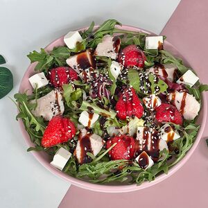 Салат Курица под клубничной Фетой