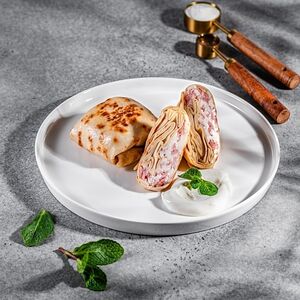 Блины с ветчиной, сыром и сметаной
