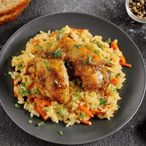Рис с овощами и окорочок без кости по-грузински