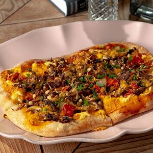 Запечённая лепешка с языком, маринованным огурчиком и йогуртовым соусом