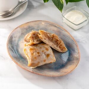 Блины с яблоками, корицей и сметаной