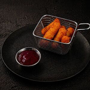 Сырные палочки моцарелла с клюквенным соусом