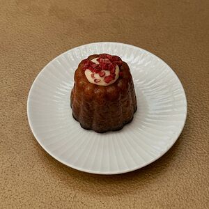 Пирожное Канелле сливочное с малиной