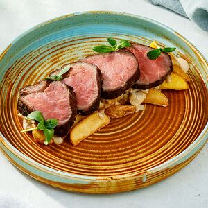 Медальоны из говядины с картофелем и грибным соусом
