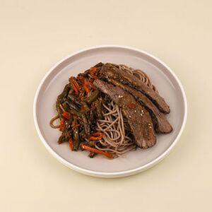 Говядина с лапшой Соба и овощами