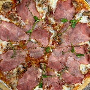 Пицца с ветчиной и грибами