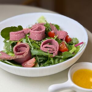 Салат с пастрами из говядины и медово-горчичной заправкой