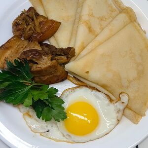 Блины со шкварками и яйцом