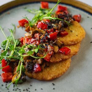 Драники с овощами и соусом тонкацу