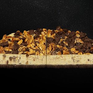 Чизкейк 1/2 торта Орехово-карамельный космический шатл