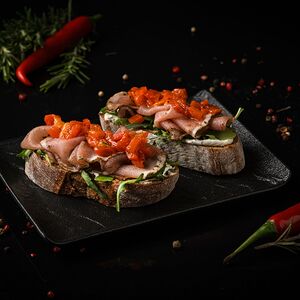 Брускетта с вяленой свининой и пряным перцем