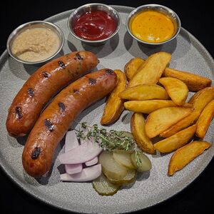Острые колбаски гриль с картофелем 