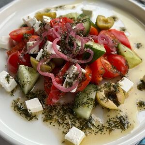 Салат из свежих овощей с сыром фета