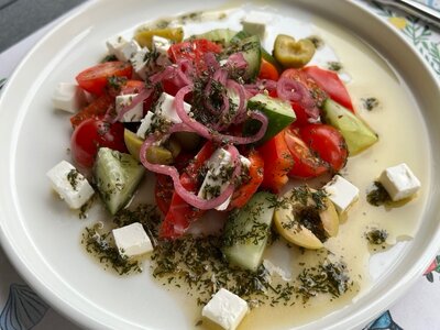 Салат из свежих овощей с сыром фета