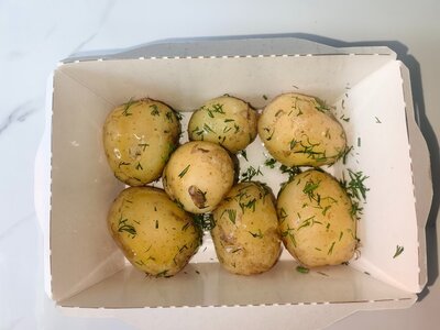 Картофель молодой с маслом и зеленью