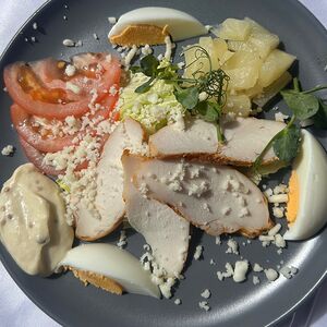 Салат с курицей гриль и ананасом