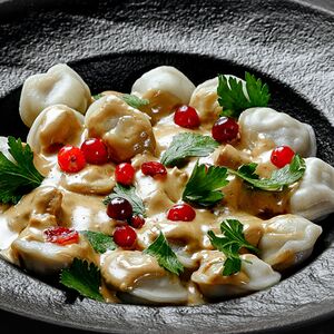 Пельмени Таежные в сливочном соусе с белыми грибами 