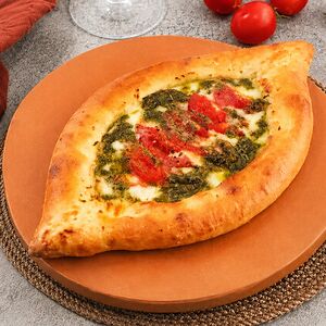 Хачапури с томатами, шампиньонами и соусом песто