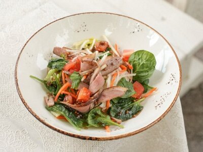 Салат с уткой и овощами