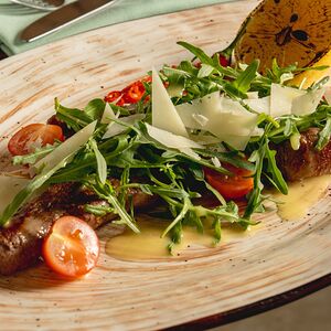 Вырезка ягненка с руколой, помидорами черри и пармезаном 