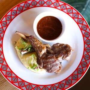 Каре ягнёнка на гриле с картофельным пюре и томатным соусом
