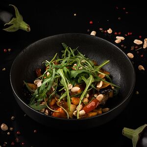 Салат с хрустящим баклажаном и креветками