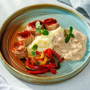 Свинина в беконе с картофельным пюре и грибами