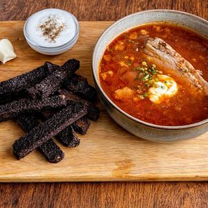 Борщ с ребром и гренками