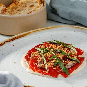 Перец с анчоусами на соусе из тунца