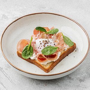 Бриошь с яйцом пашот и пармой