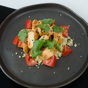 Цыпленок по-тайски с кускусом и томатами