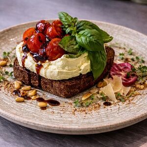 Краюха с творожным сыром и томатами