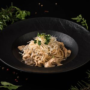 Паста с курицей и белыми грибами