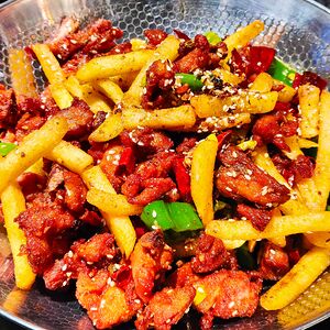 Жареные куриные кусочки с картофелем фри на сковородке 