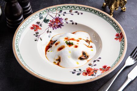 Черные равиоли с сибасом и креветками