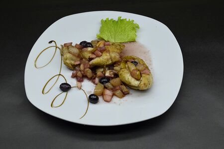 Куриное филе с фруктовым гарниром
