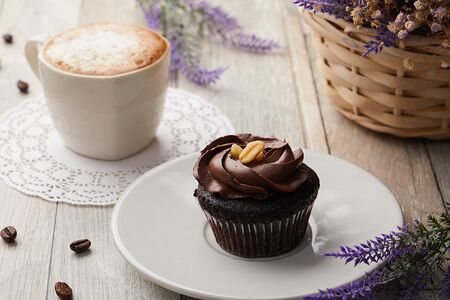 Вегетарианский капкейк Сникерс