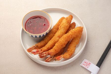 Креветки в темпуре с соусом малина-юдзу