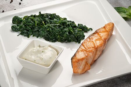 Филе лосося на гриле со шпинатом