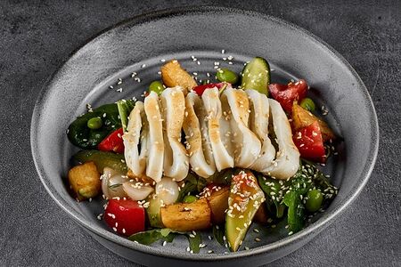 Салат с кальмаром и маринованными огурцами