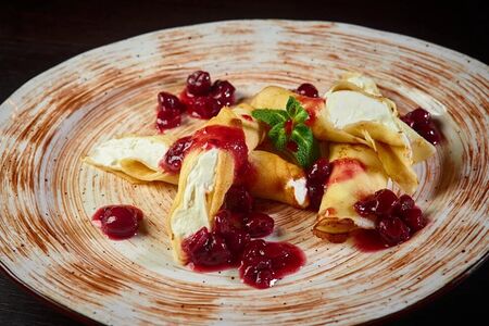 Блинчики крем-чиз с вишневым соусом