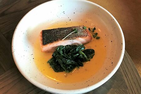 Лосось со шпинатом