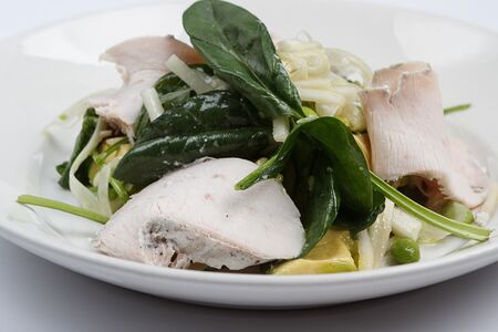 Зелёный салат с авокадо, грушей и фенхелем с индейкой