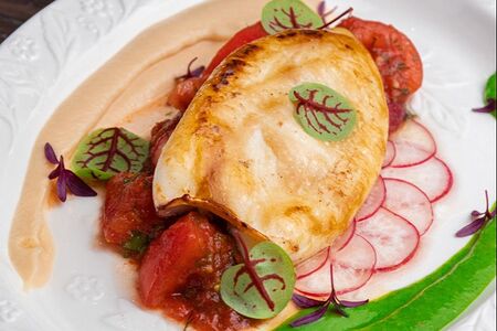 Кальмар на гриле с сельдереевым пюре и сулугуни